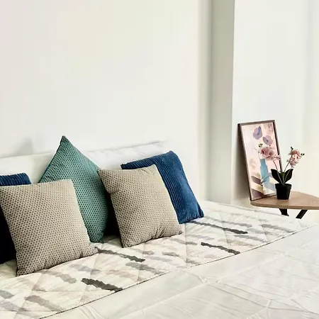 Sanctuary Comfort - Free Parking & Ac Apartment