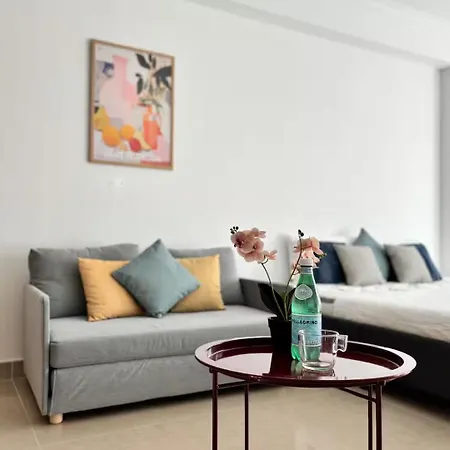 Sanctuary Comfort - Free Parking & Ac Apartment