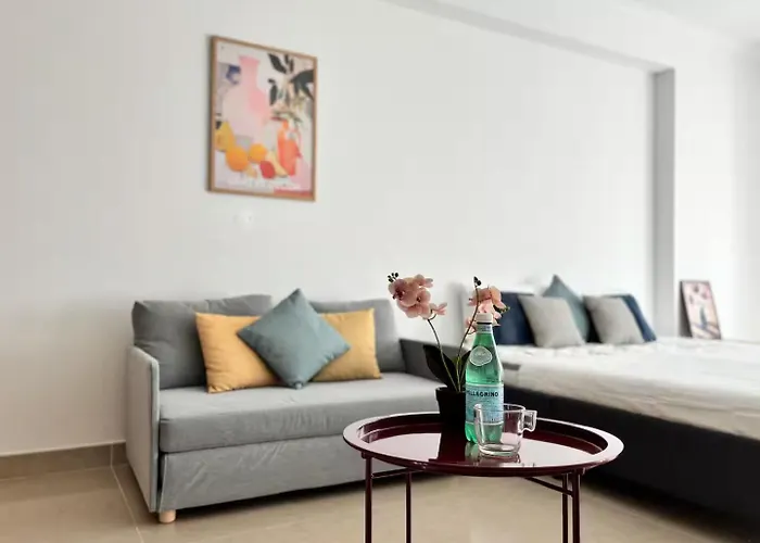 Sanctuary Comfort - Free Parking & Ac Apartment